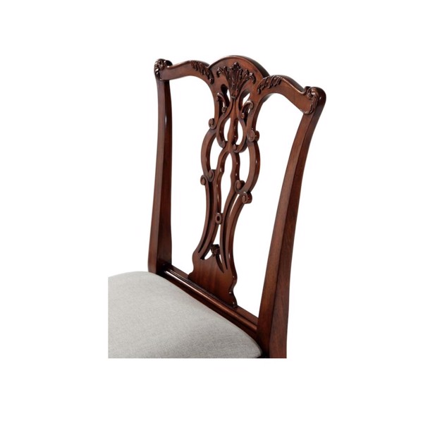 Ghế gỗ cổ điển Penreath với phần lưng ghế mang vẻ đẹp mềm mại, cổ điển